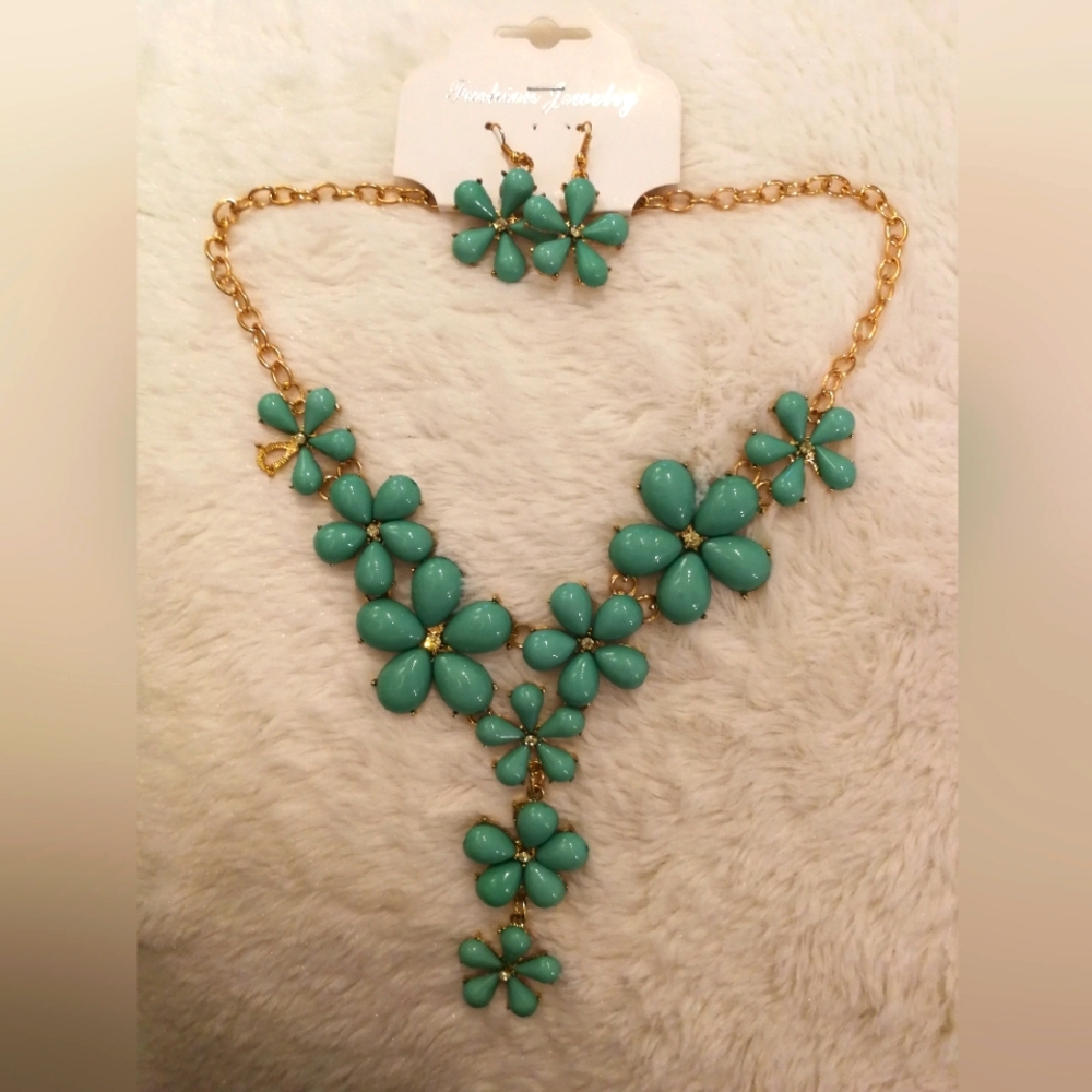 2/20 NEW Fashion Jewelry Flower Necklace and Earring set